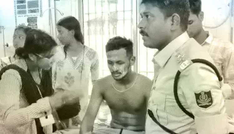 ବାଲେଶ୍ବର FM କଲେଜ ଘଟଣା: ଆହତ ଛାତ୍ର ଜ୍ୟୋତିପ୍ରକାଶଙ୍କୁ ଭେଟିଲେ ଉଚ୍ଚଶିକ୍ଷା ମନ୍ତ୍ରୀ, ବିଧାୟକ