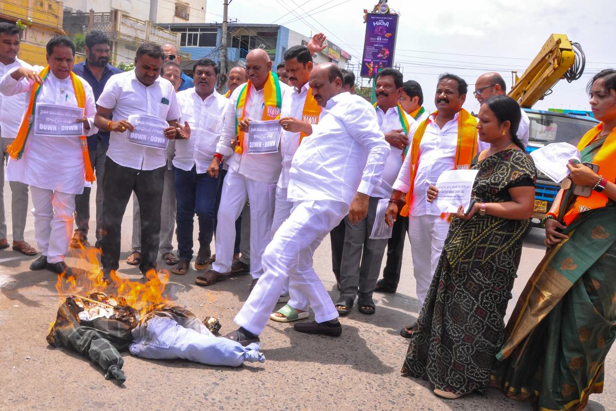 ରାହୁଲ ଗାନ୍ଧୀଙ୍କ କୁଶ ପୁତ୍ତଳିକା ଦାହ କଲା ଭାଜପା