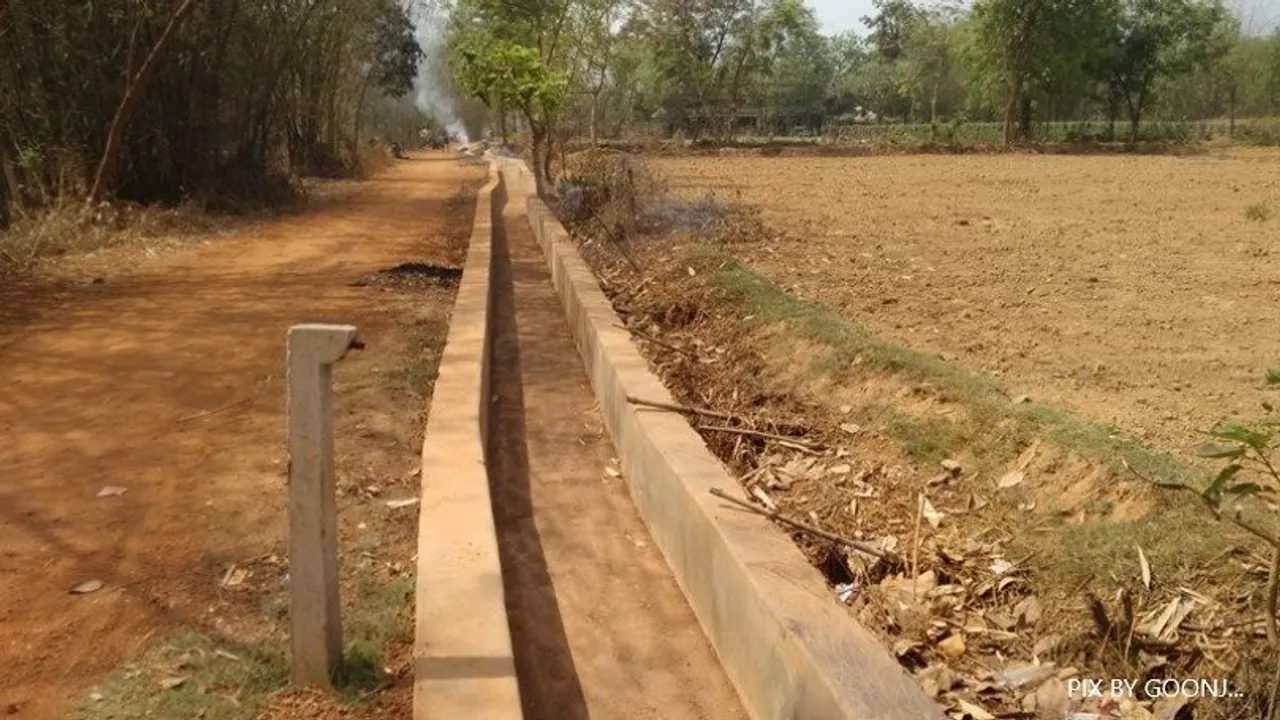 ସରକାରୀ ସହାୟତାକୁ ଅପେକ୍ଷା ନୁହେଁ ; ଗାଁ ପାଣ୍ଠିରେ ଡ୍ରେନ ନିର୍ମାଣ କଲେ ଗ୍ରାମବାସୀ